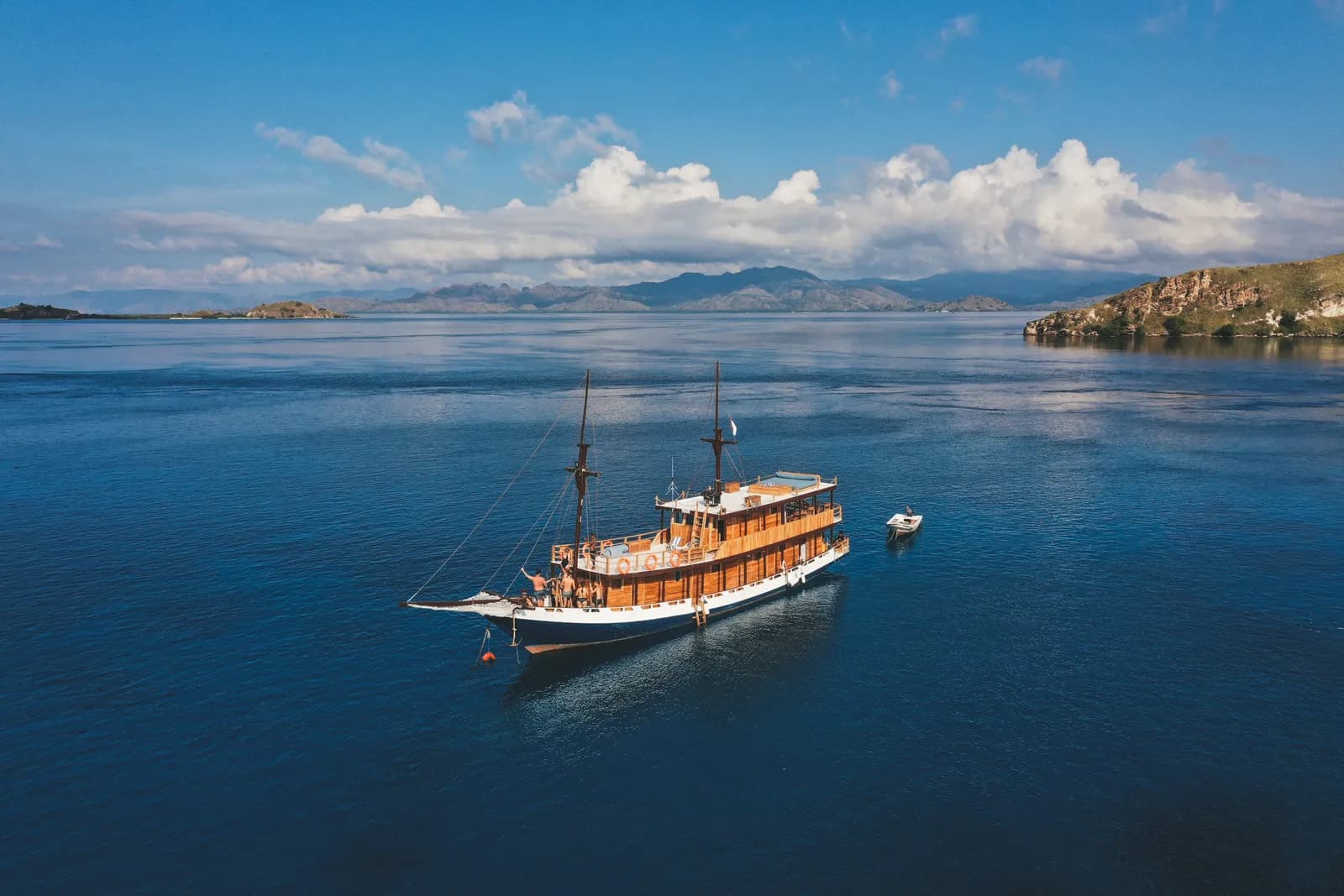 Komodo Tour 3H2M - Papiton Lopi - Paket Wisata Komodo Labuan Bajo Phinisi Boat Tour