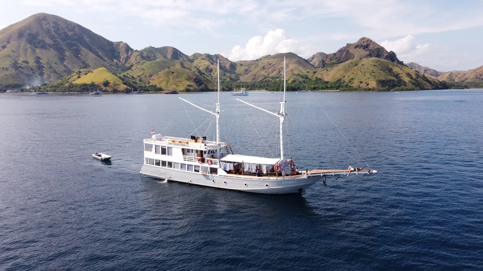 Komodo Tour 3D2N - Lanakila Phinisi - Komodo Labuan Bajo Phinisi Boat Tour Package