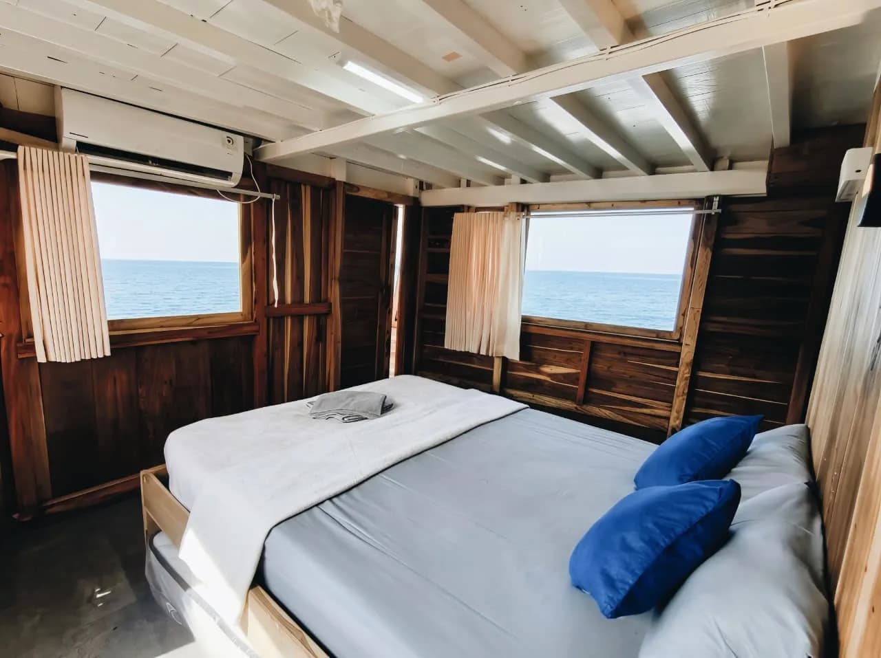 Master Room - Komodo Labuan Bajo Phinisi Boat Cabin