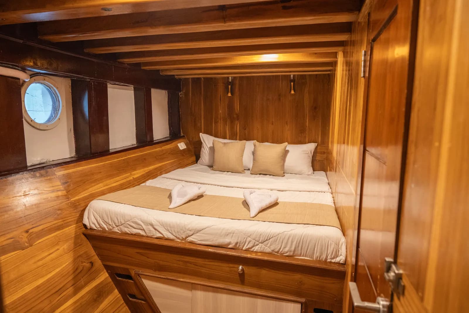Superior Cabin - Komodo Labuan Bajo Phinisi Boat Cabin