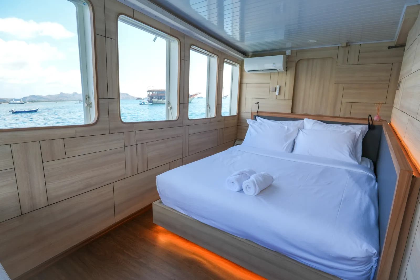 Larantuka Cabin - Каюта на лодке Пиниси Комодо Лабуан-Баджо