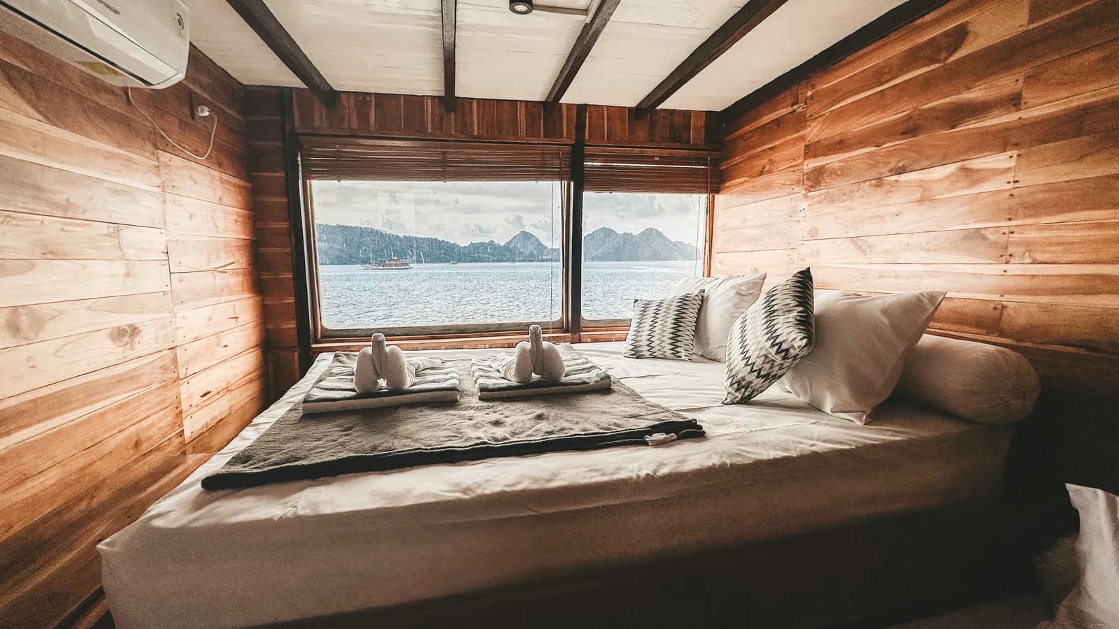 Hindia Room - Camarote del barco Phinisi Komodo Labuan Bajo