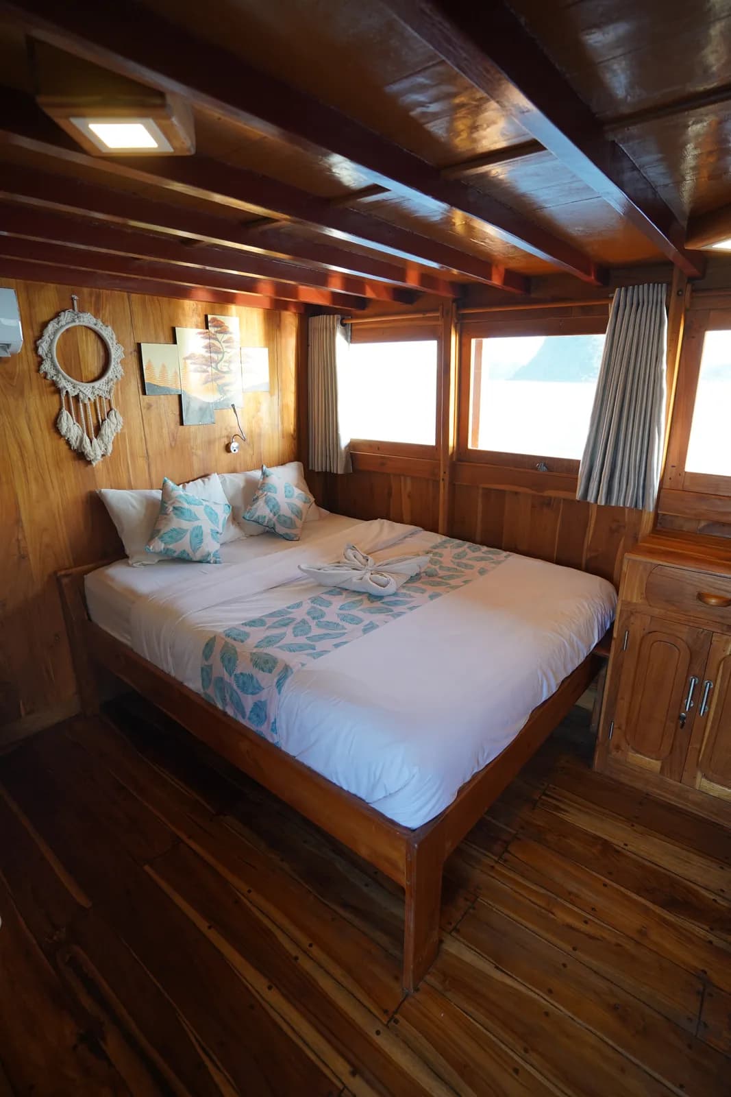 Deluxe Cabin - Kabin Kapal Phinisi Komodo Labuan Bajo