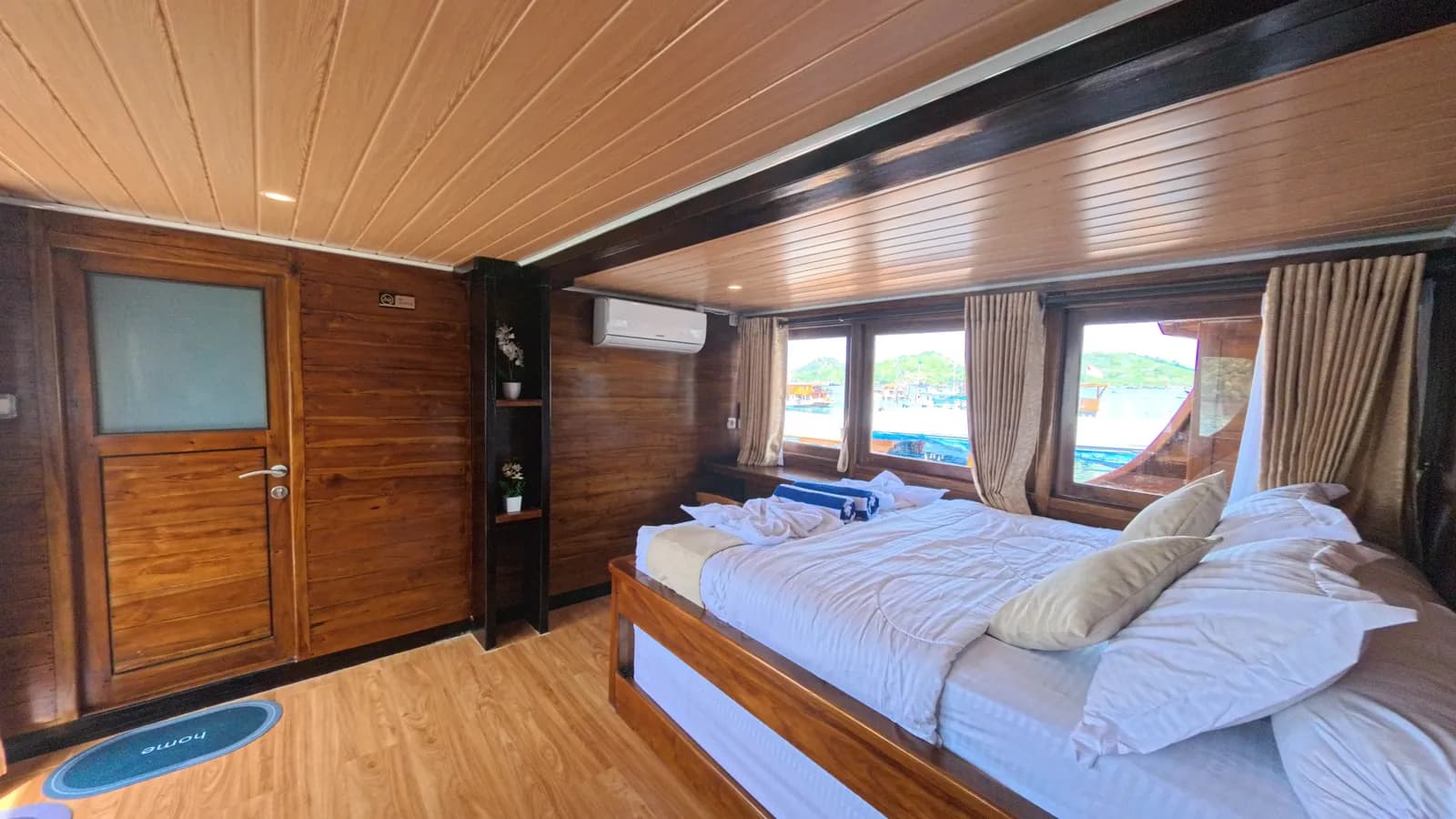 Deluxe Panoramic - Komodo Labuan Bajo Phinisi Boat Cabin