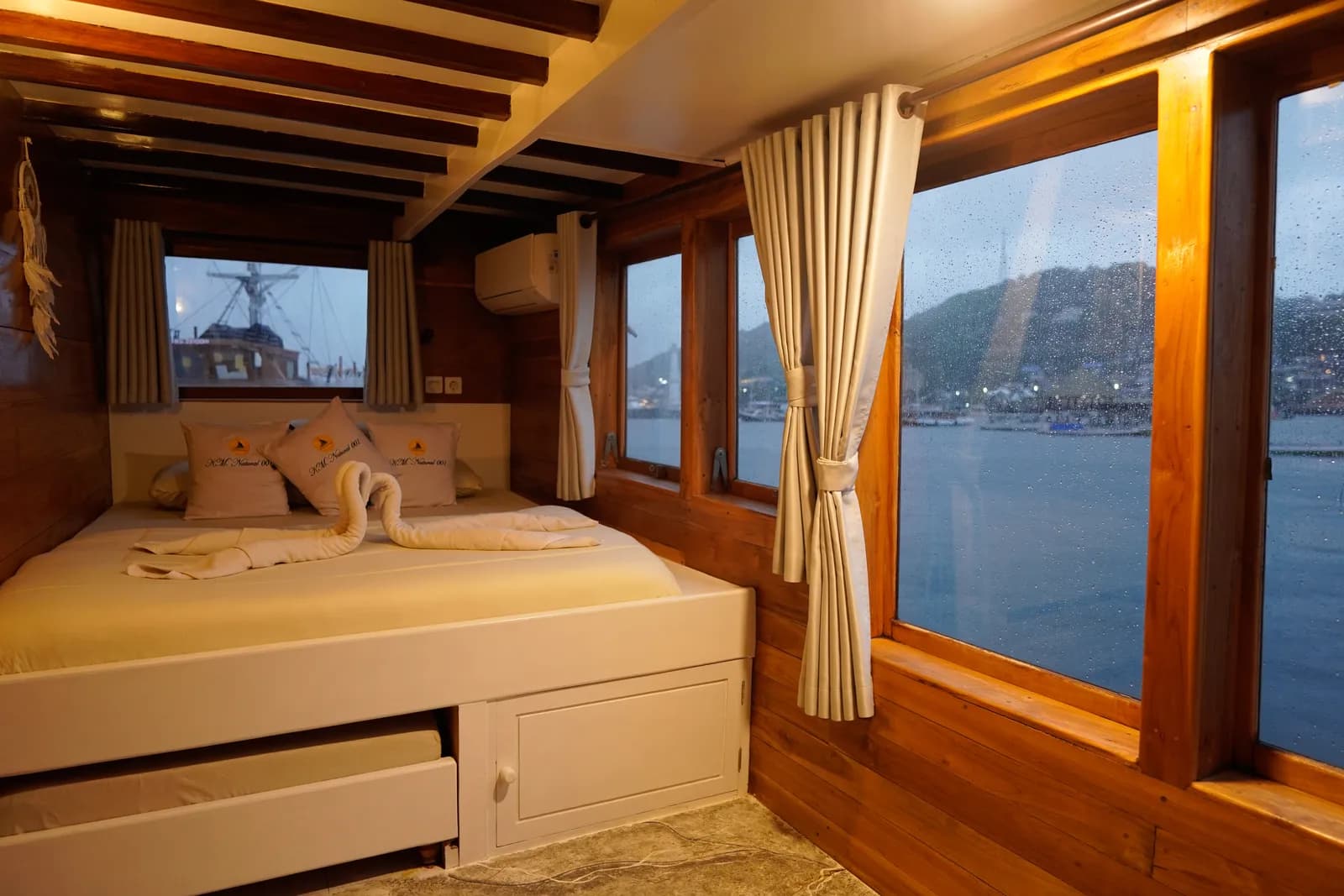 Suite Cabin - Kabin Kapal Phinisi Komodo Labuan Bajo