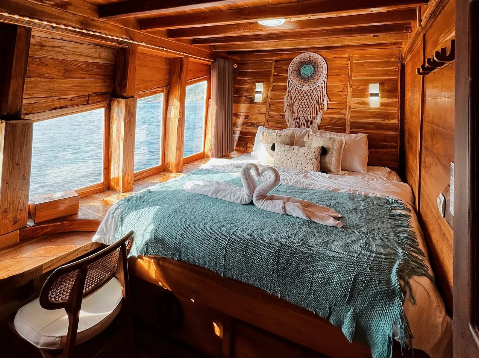 Deluxe Cabin - Kabin Kapal Phinisi Komodo Labuan Bajo