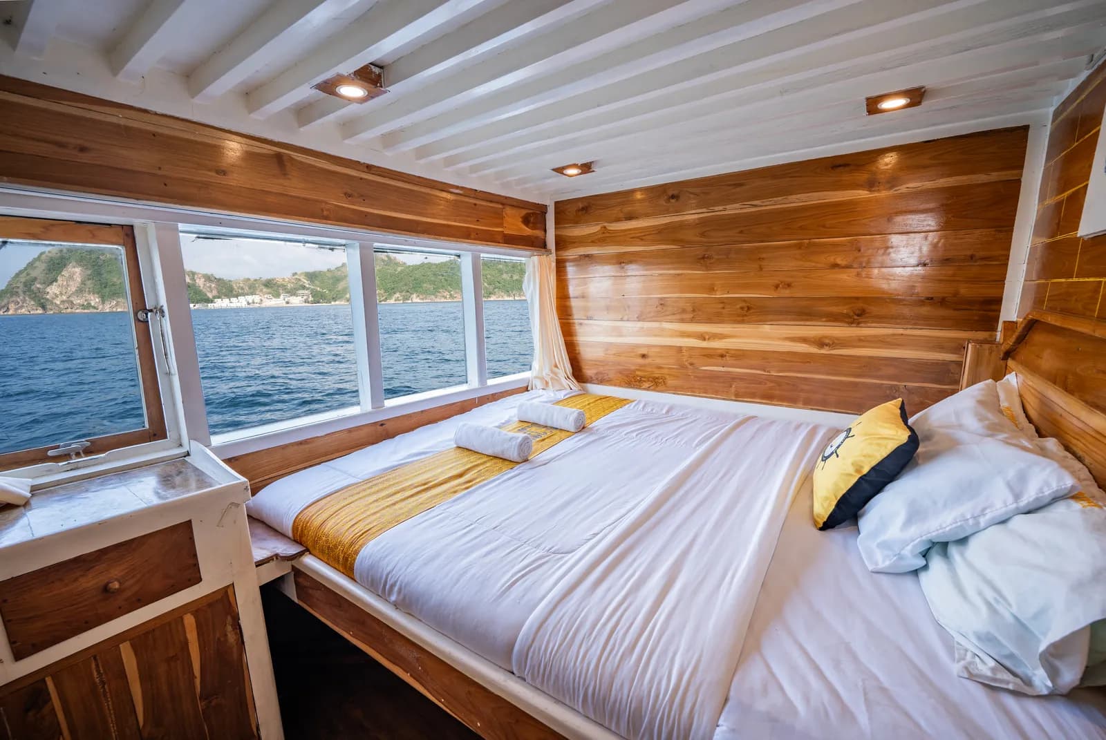 Full Ocean Cabin 2 - Kabin Kapal Phinisi Komodo Labuan Bajo
