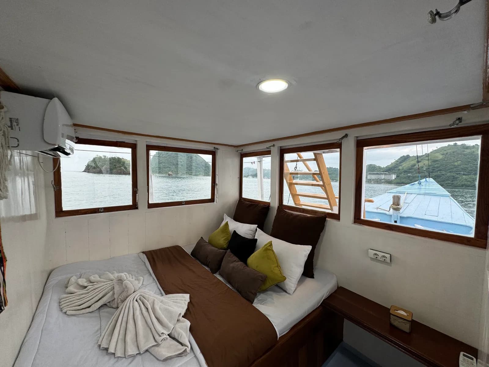 Suite Cabin - Kabin Kapal Phinisi Komodo Labuan Bajo