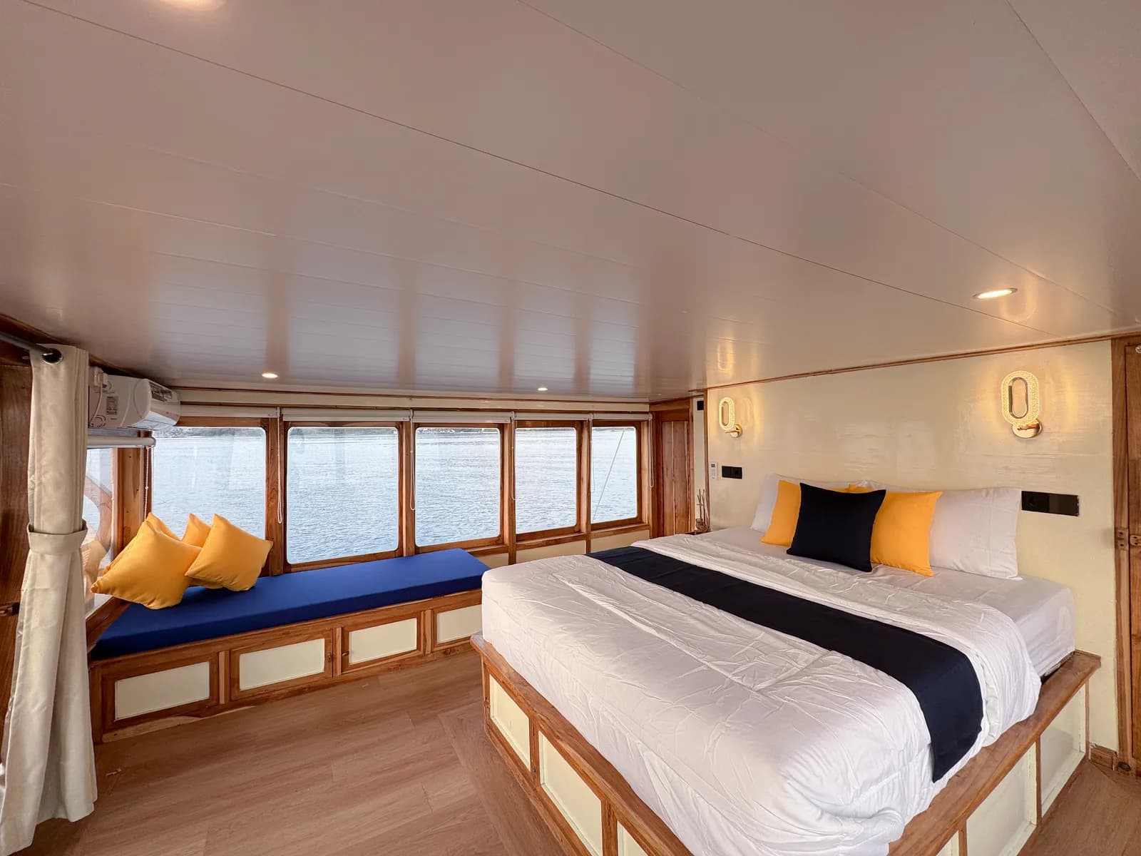 Phoenix Cabin - Komodo Labuan Bajo Phinisi Boat Cabin
