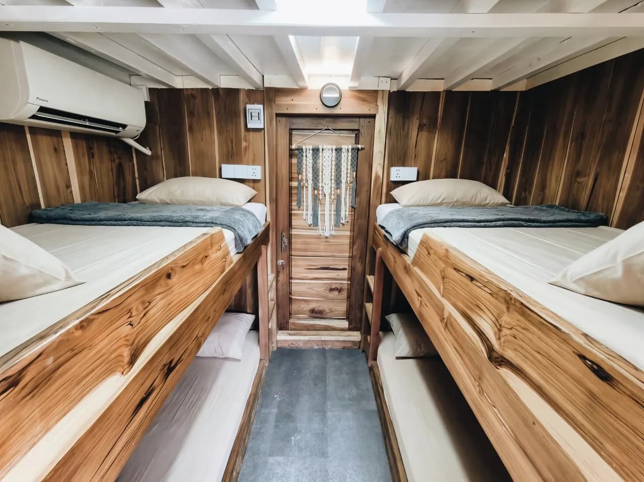 Sharing Room - Komodo Labuan Bajo Phinisi Boat Cabin