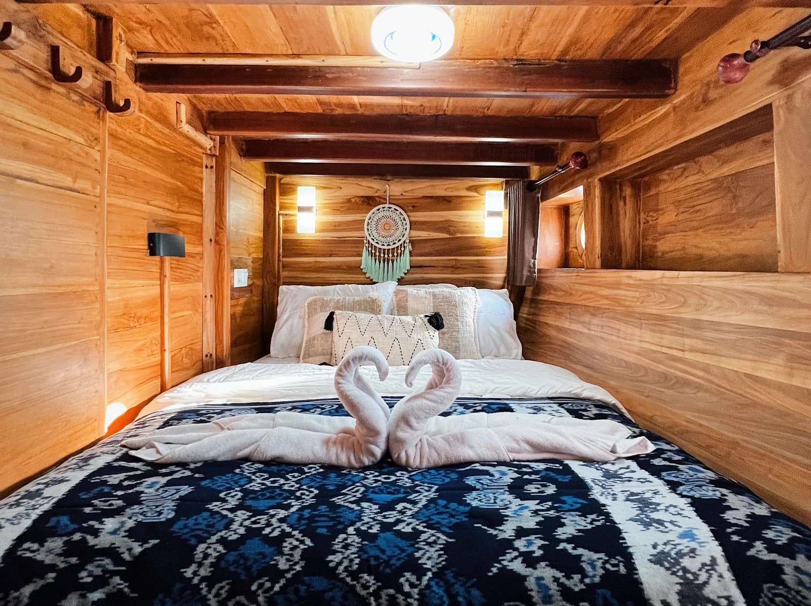 Superior Cabin - Kabin Kapal Phinisi Komodo Labuan Bajo