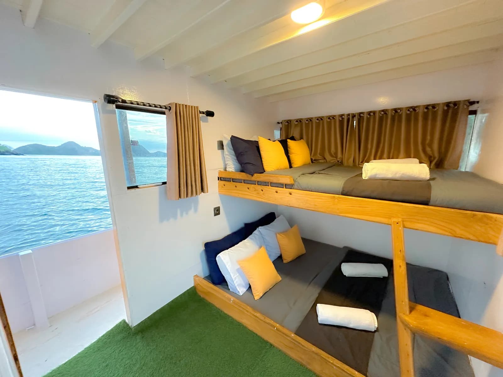 Deluxe Cabin - Kabin Kapal Phinisi Komodo Labuan Bajo