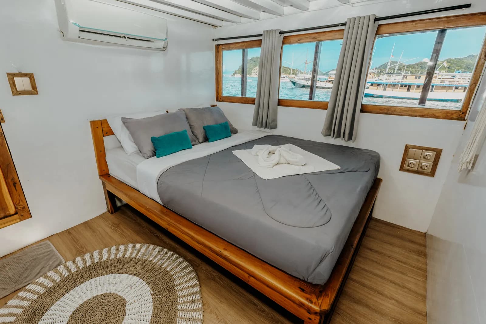 Master Cabin - Komodo Labuan Bajo Phinisi Boat Cabin