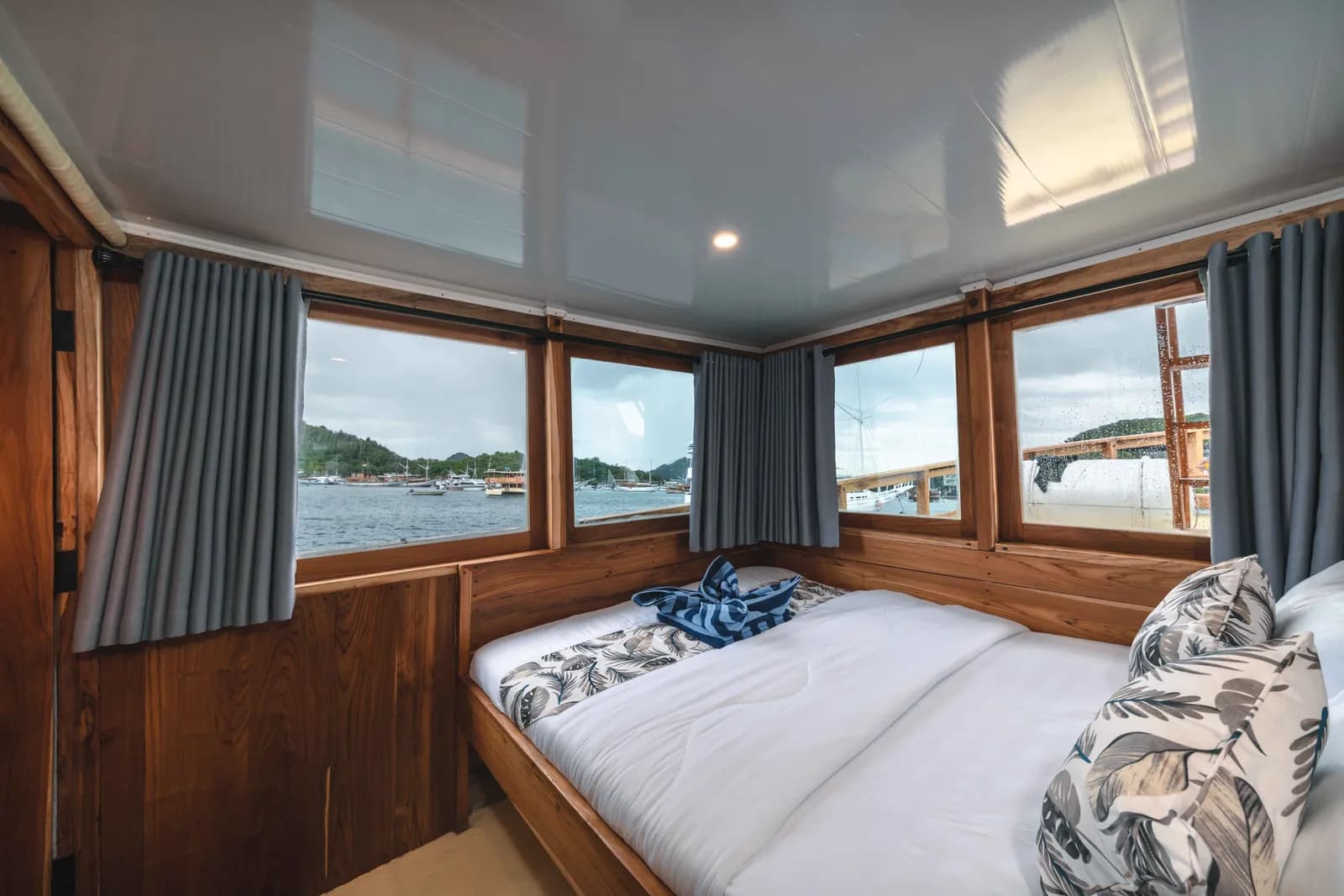 Deluxe Full Ocean - Kabin Kapal Phinisi Komodo Labuan Bajo