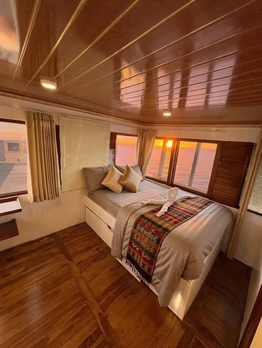 Papua Cabin - Komodo Labuan Bajo Phinisi Boat Cabin
