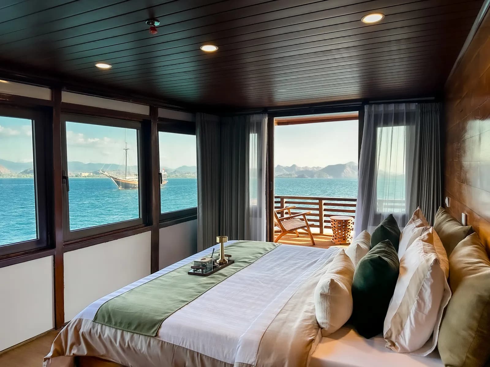 Mansard Cabin - Komodo Labuan Bajo Phinisi Boat Cabin