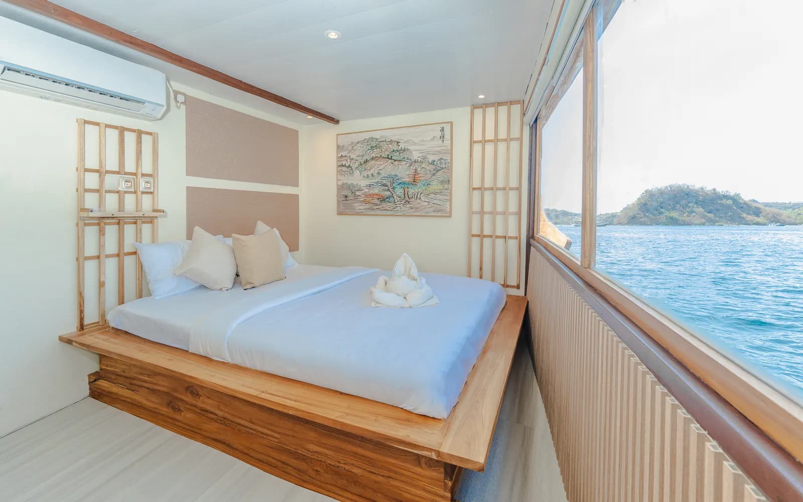 Signature Cabin - Komodo Labuan Bajo Phinisi Boat Cabin