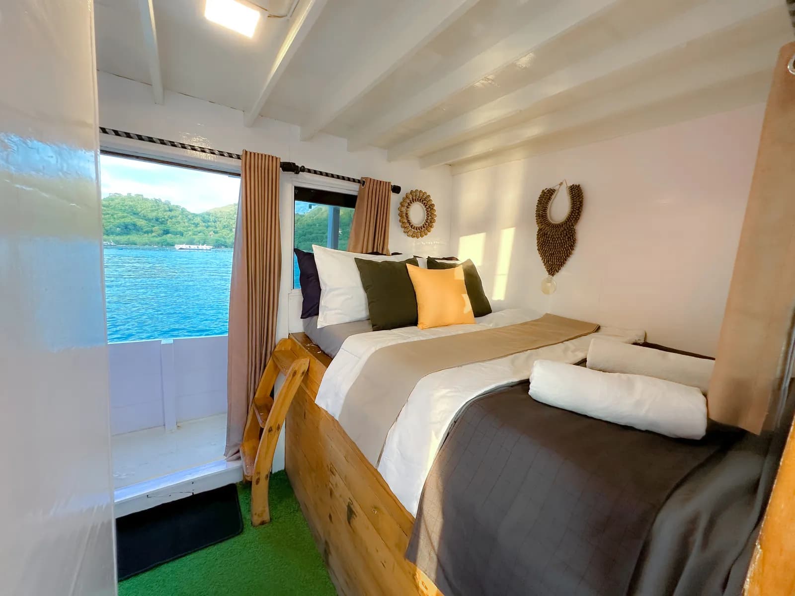Suite Cabin - Kabin Kapal Phinisi Komodo Labuan Bajo
