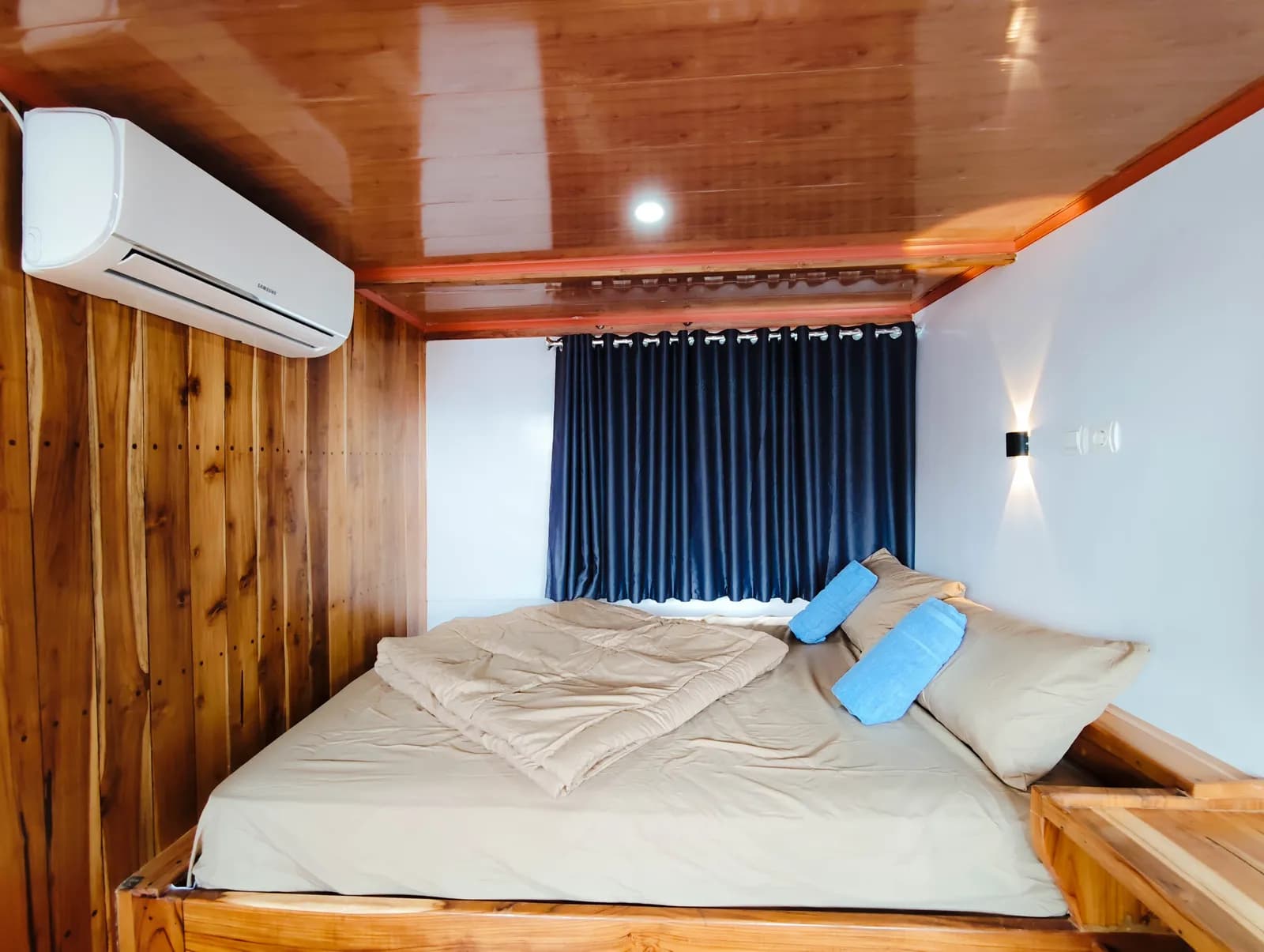 Deluxe Room - Komodo Labuan Bajo Phinisi Boat Cabin