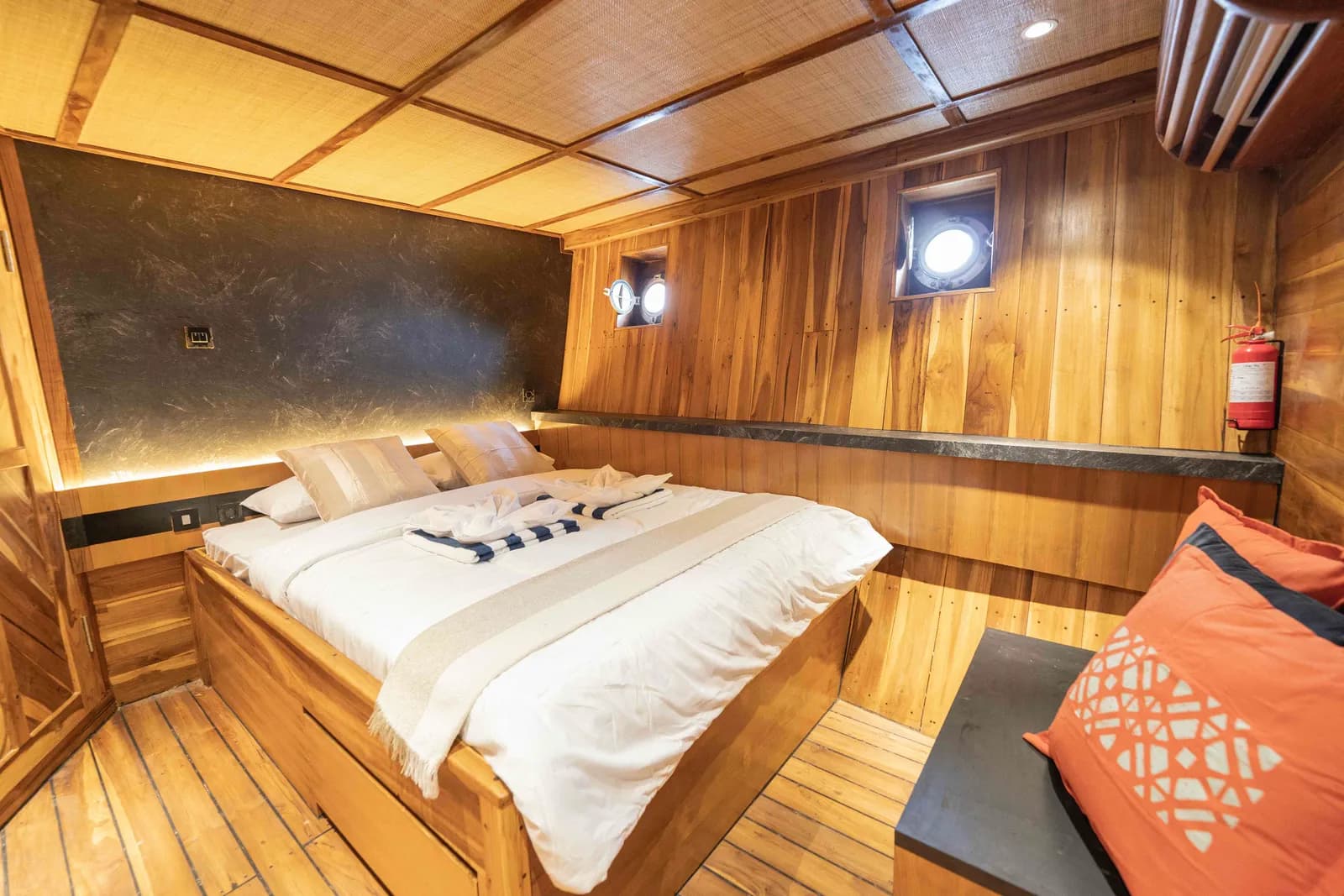 Superior Cabin - Kabin Kapal Phinisi Komodo Labuan Bajo