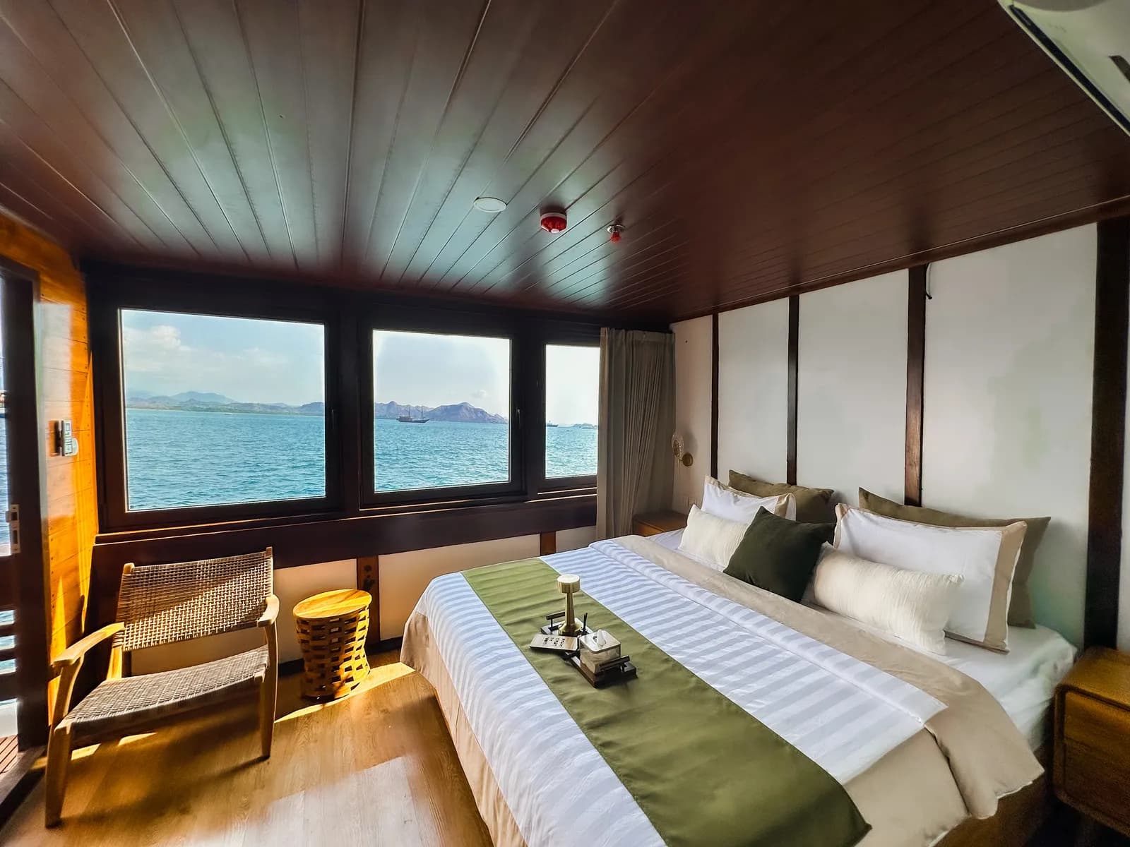 Deluxe Cabin - Komodo Labuan Bajo Phinisi Boat Cabin