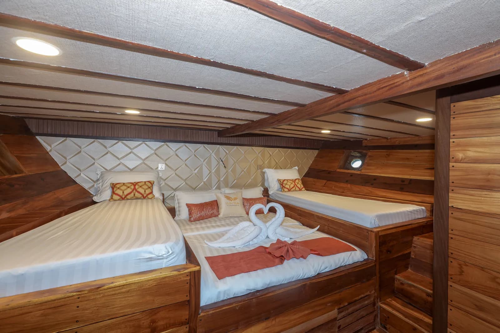 Family Cabin - Kabin Kapal Phinisi Komodo Labuan Bajo