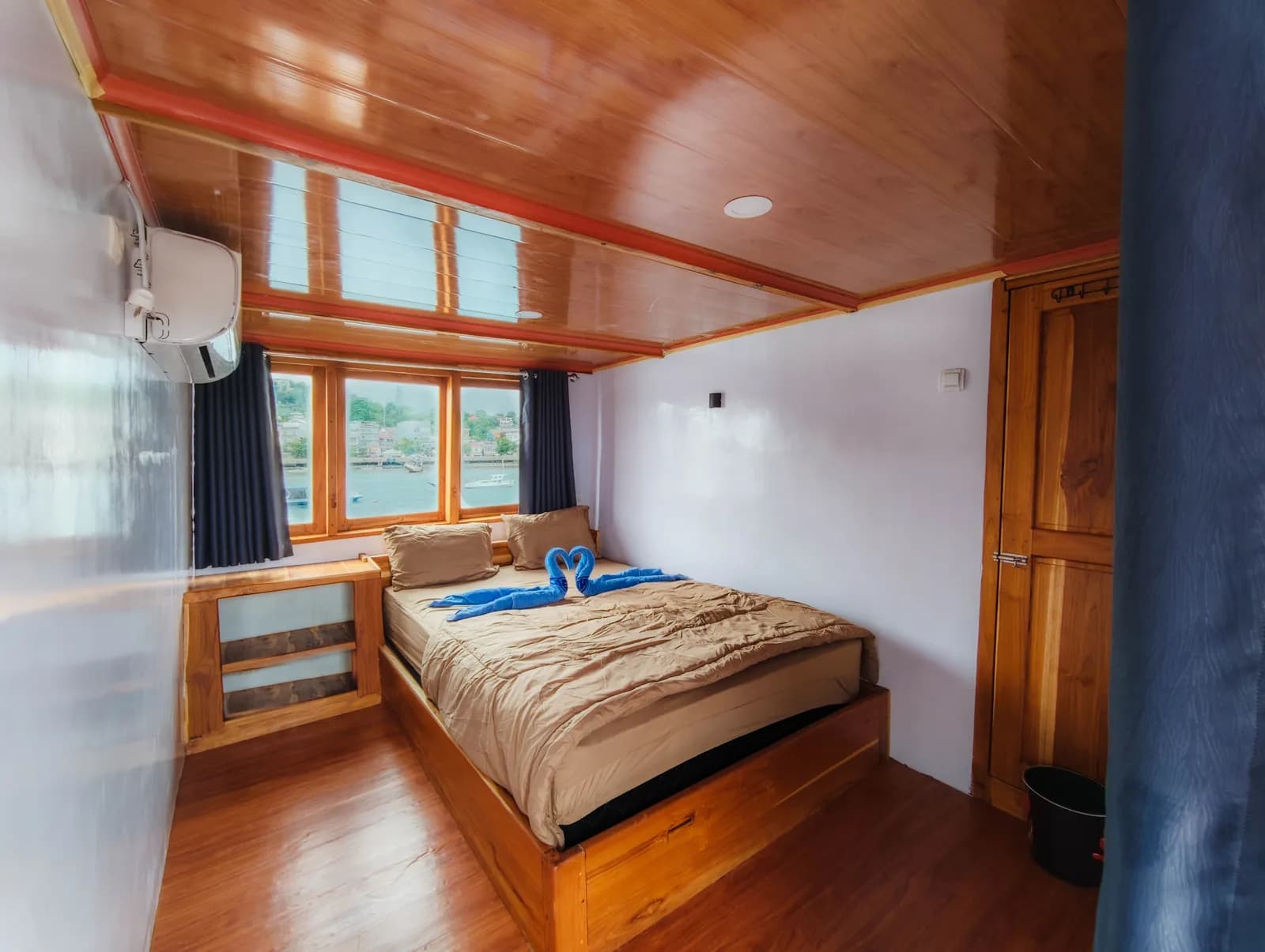 Deluxe Room - Kabin Kapal Phinisi Komodo Labuan Bajo