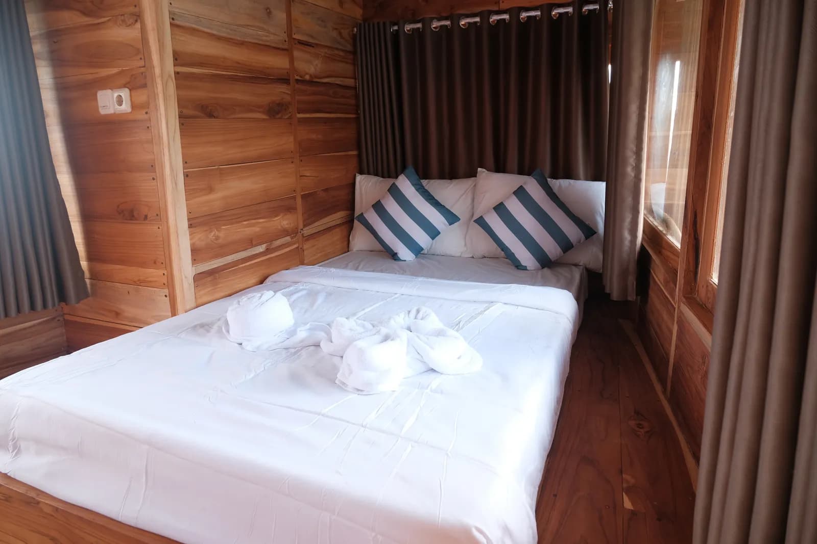 Deluxe Cabin 2 - Komodo Labuan Bajo Phinisi Boat Cabin