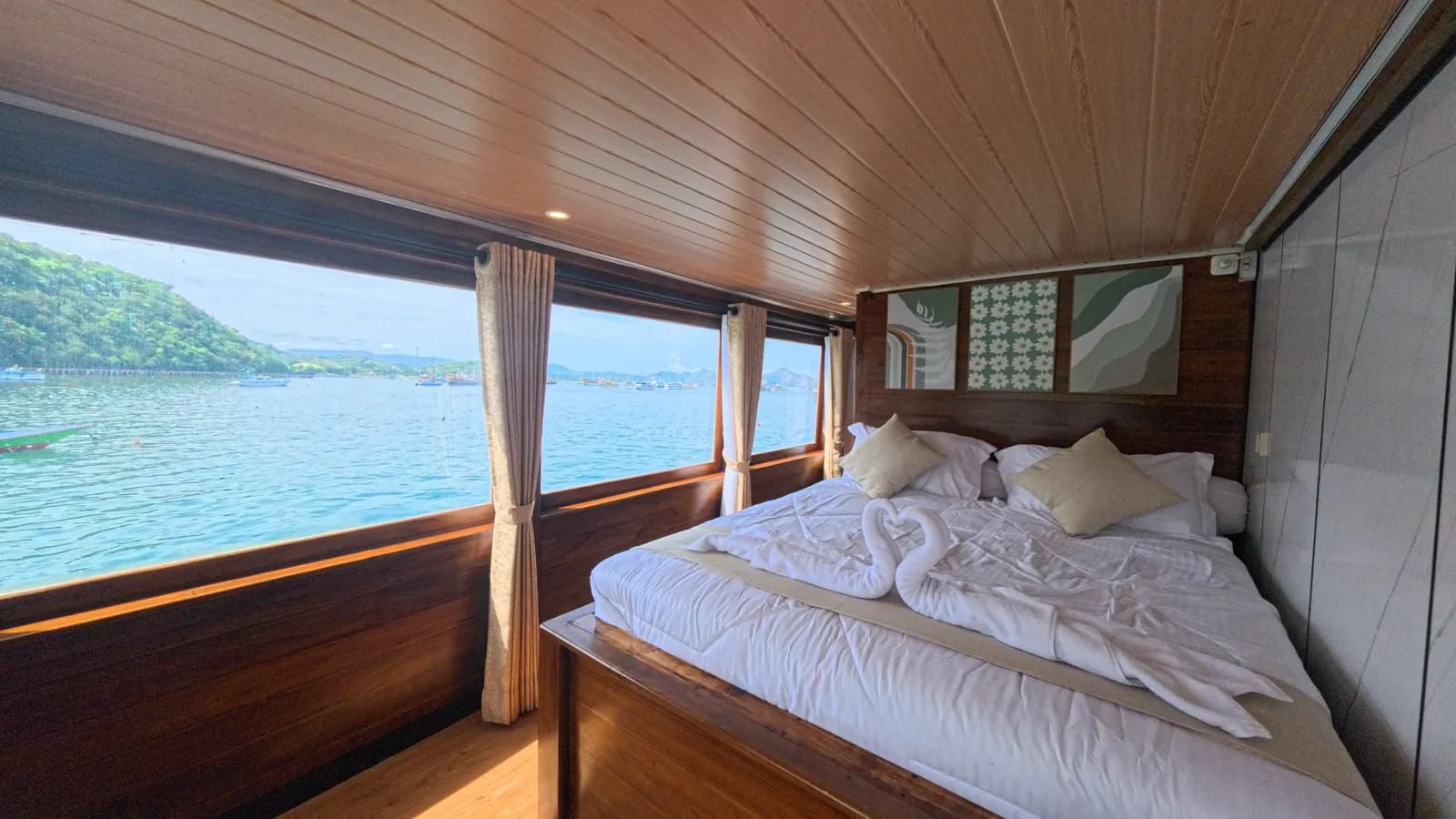 Suite Panoramic Balcony - Camarote del barco Phinisi Komodo Labuan Bajo