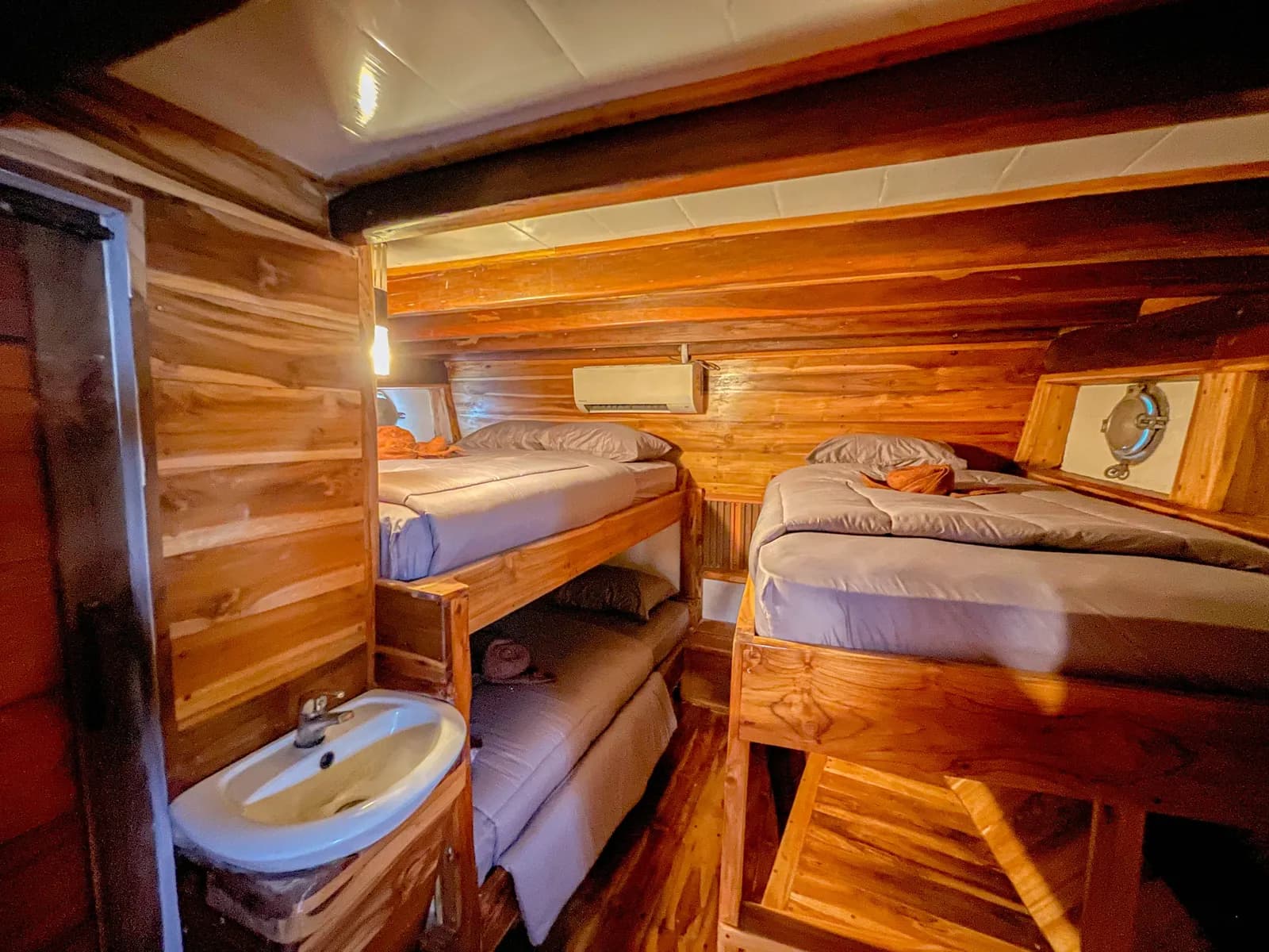 Shared Cabin - Kabin Kapal Phinisi Komodo Labuan Bajo