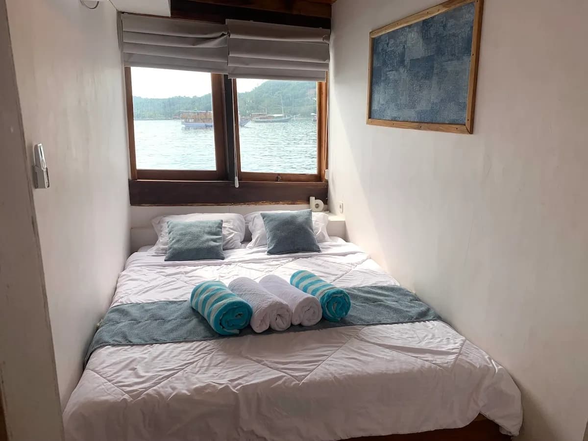 Patuha - Kabin Kapal Phinisi Komodo Labuan Bajo