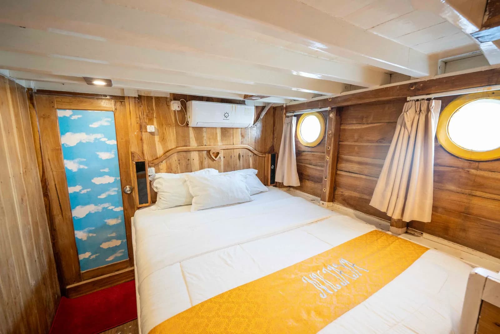 Superior Cabin 1 - Kabin Kapal Phinisi Komodo Labuan Bajo