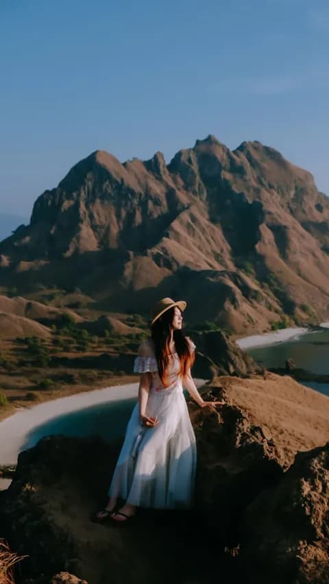 Golden hour at the Padar Island viewpoint