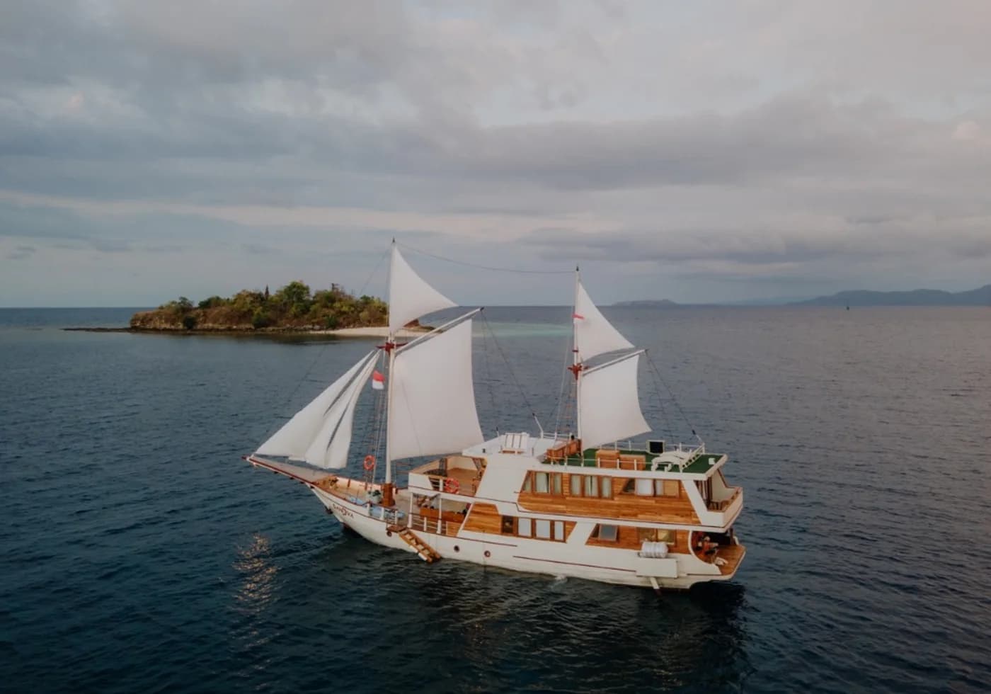 Komodo phinisi sailing trip