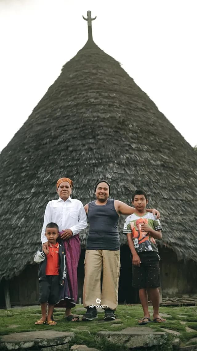 Traveler with a local family in Wae Rebo traditional village