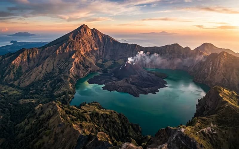 Mt. Rinjani Summit Trek 3D2N - Komodo Labuan Bajo Phinisi Boat Tour Package