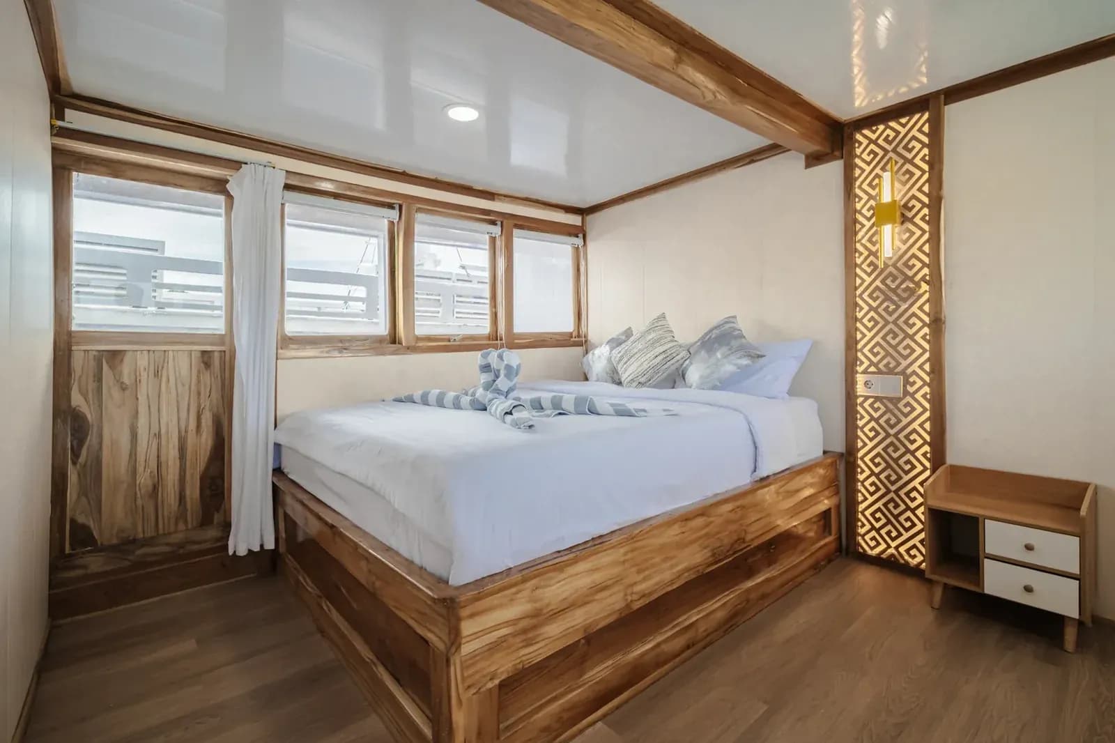 Deluxe Balcony Cabin - Camarote del barco Phinisi Komodo Labuan Bajo