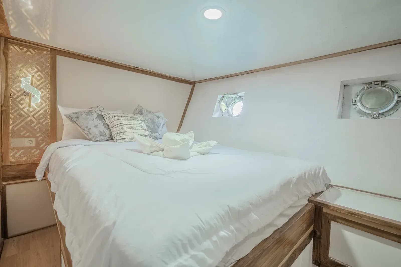 Superior Cabin - Camarote del barco Phinisi Komodo Labuan Bajo
