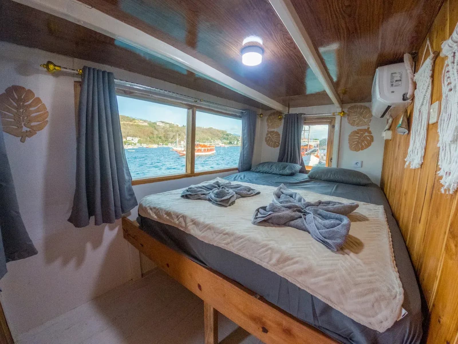 Deluxe Cabin - Komodo Labuan Bajo Phinisi Boat Cabin