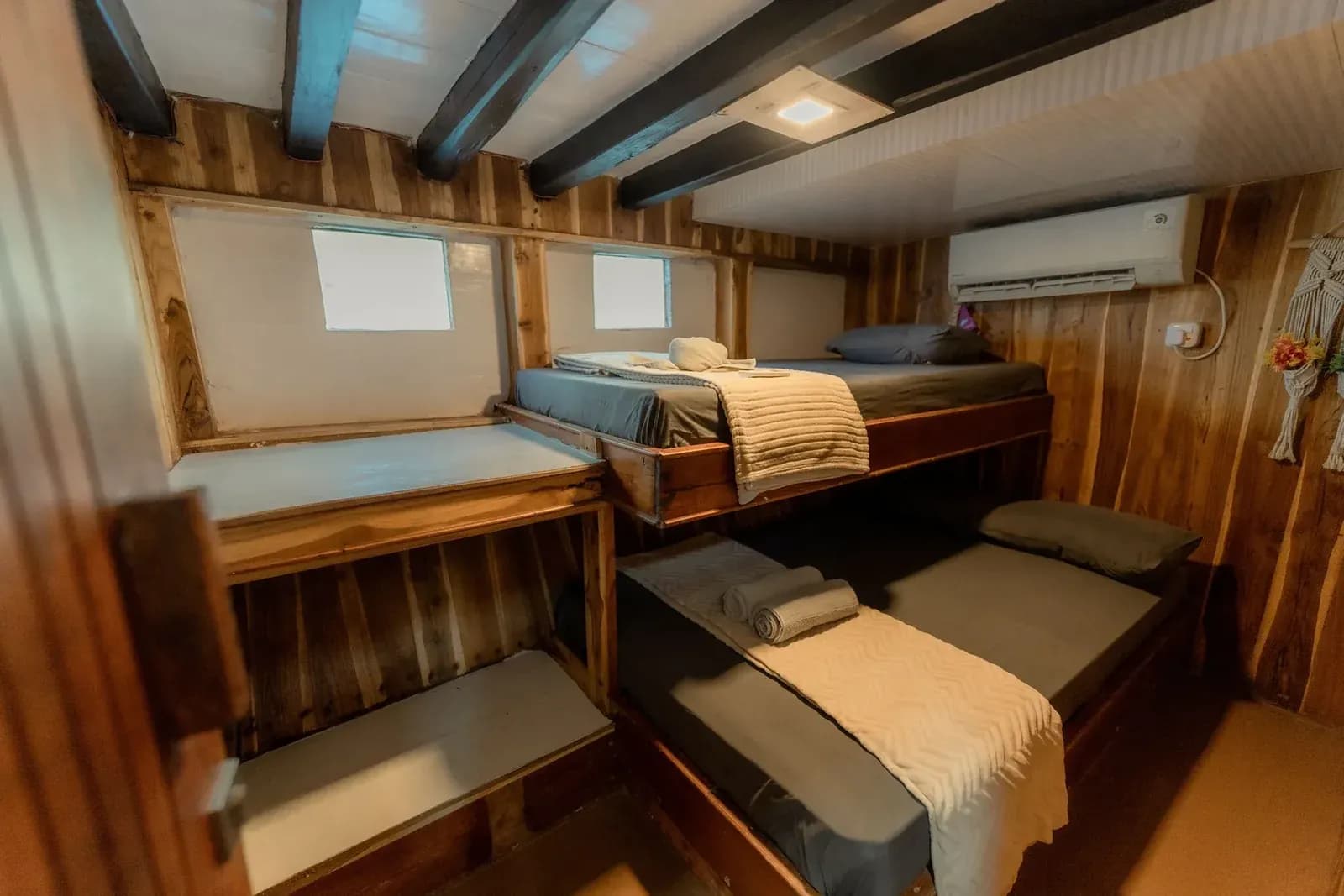 Triple Cabin - Komodo Labuan Bajo Phinisi Boat Cabin