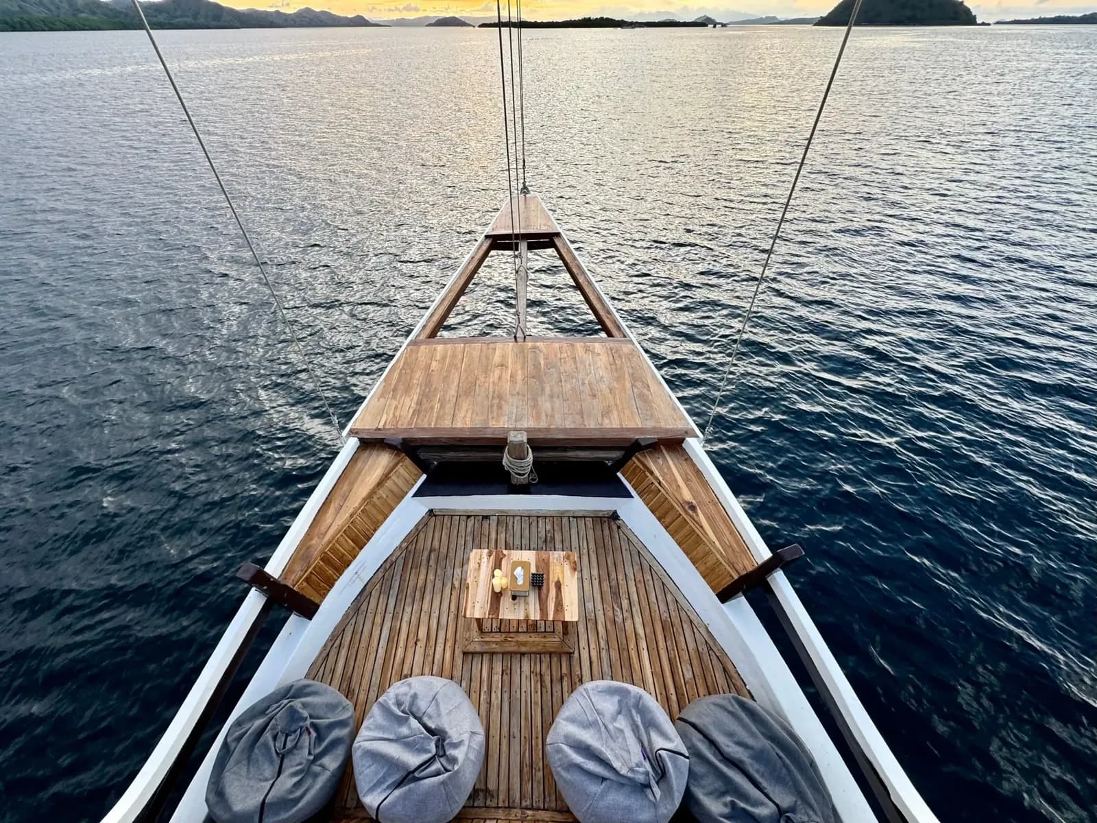 Charter Privé – Bajo Sunset 2 - Charter Privé – Bajo Sunset 2 - Full Day Tour Komodo