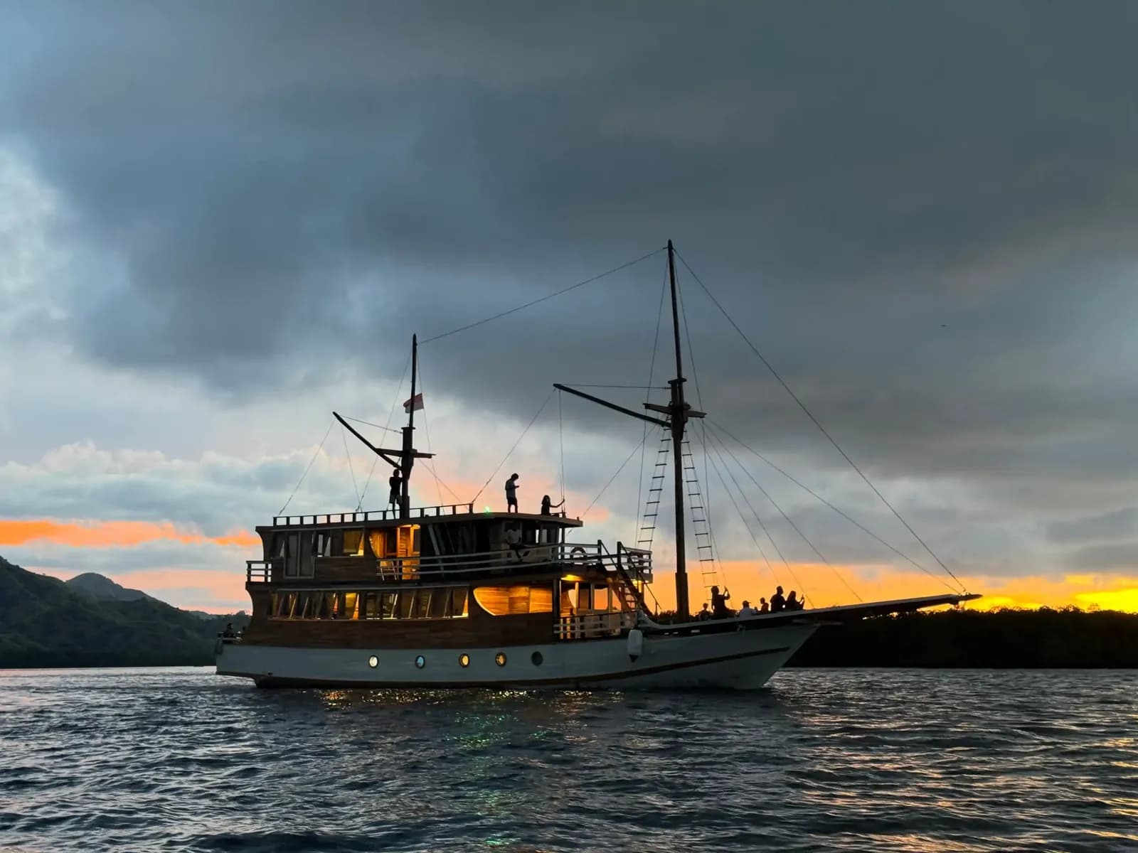 Charter Privé – Bajo Sunset 2 - Charter Privé – Bajo Sunset 2 - Full Day Tour Komodo