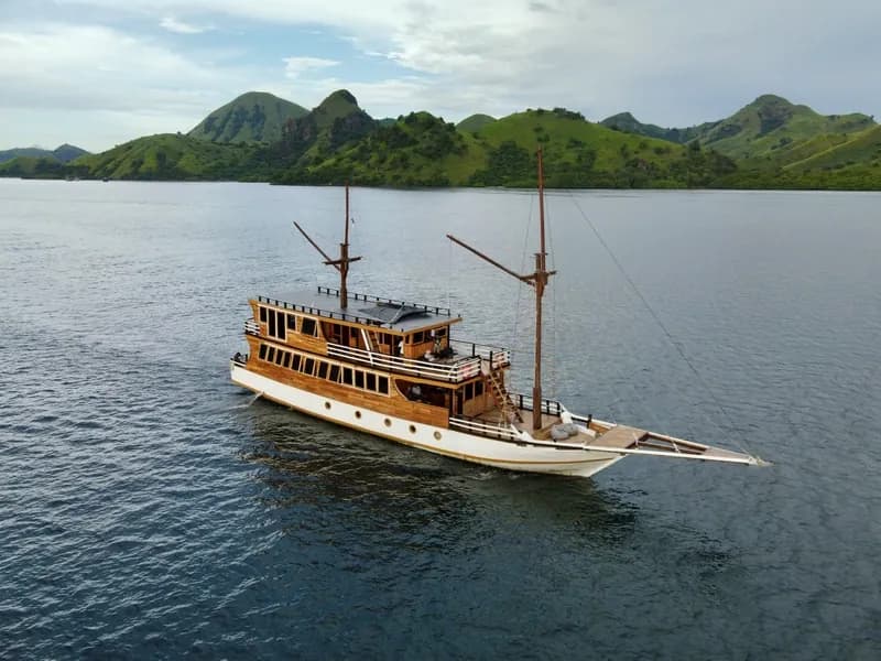 Charter Privé – Bajo Sunset 2 - Circuit en bateau Phinisi Komodo Labuan Bajo