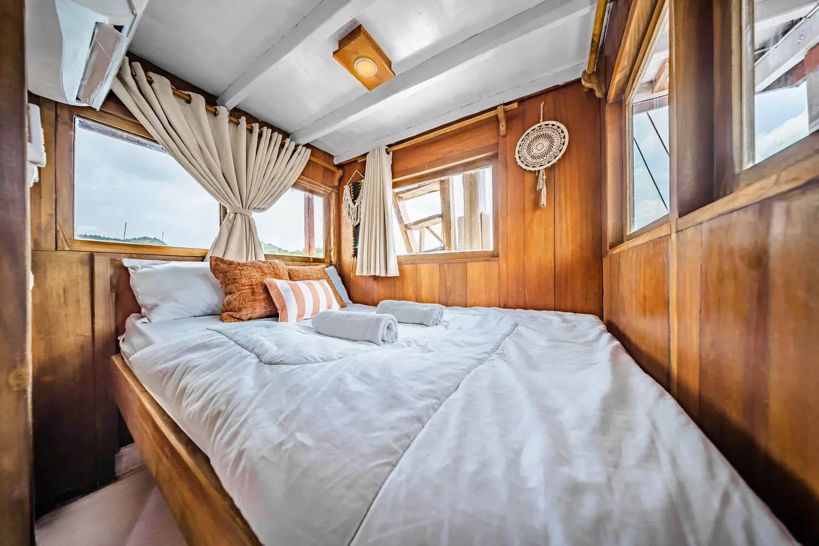 Deluxe Cabin - Kabine des Phinisi-Boots Komodo Labuan Bajo