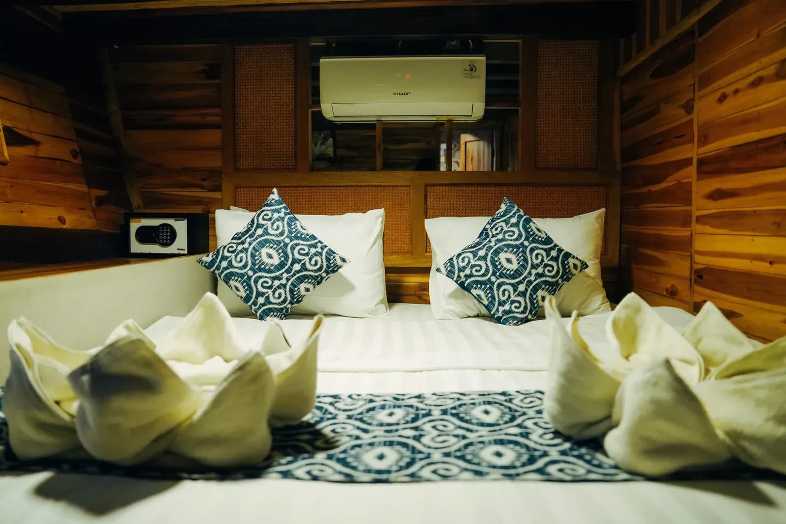 Deluxe Cabin 1 - Komodo Labuan Bajo Phinisi Boat Cabin