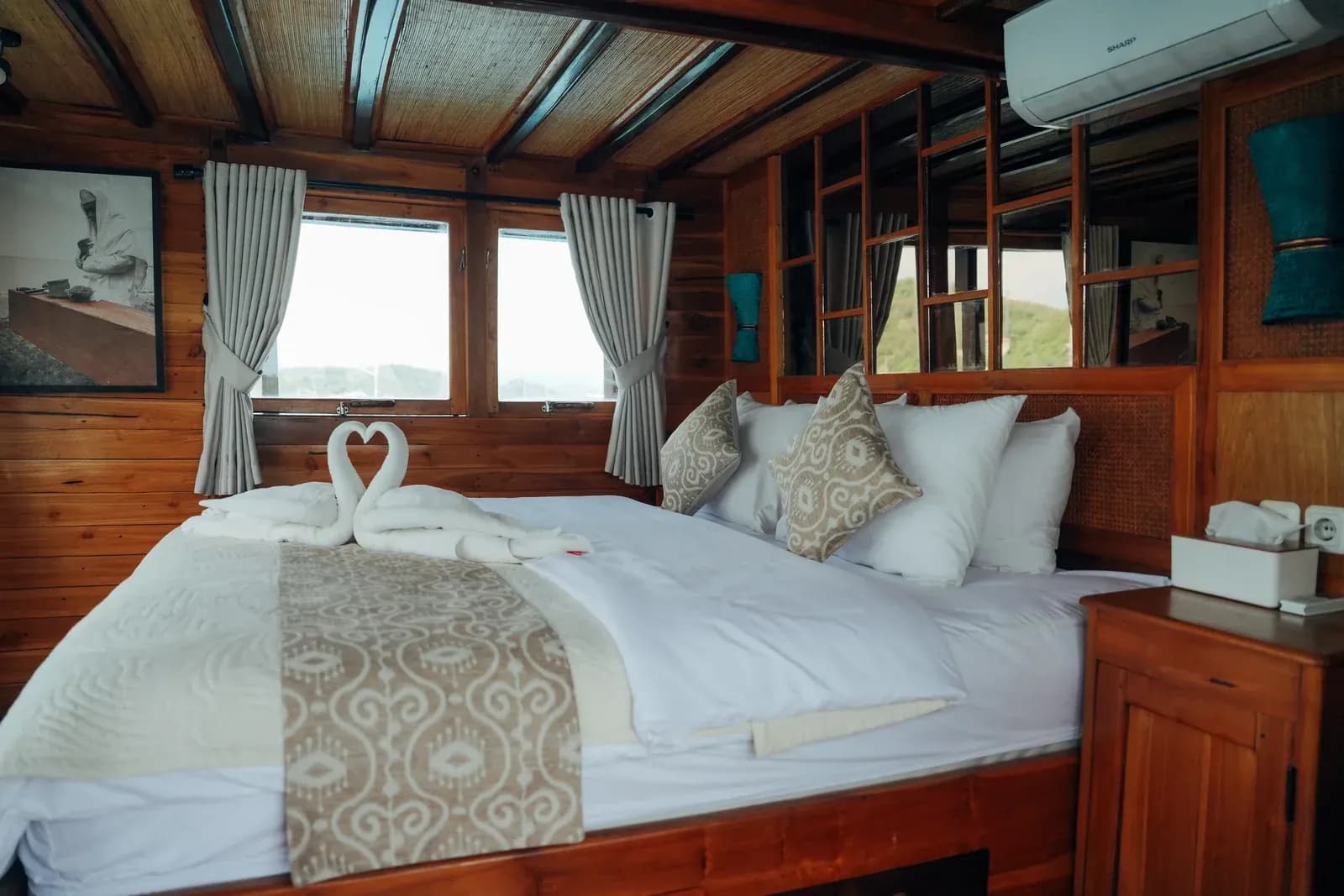 Master Cabin - Komodo Labuan Bajo Phinisi Boat Cabin