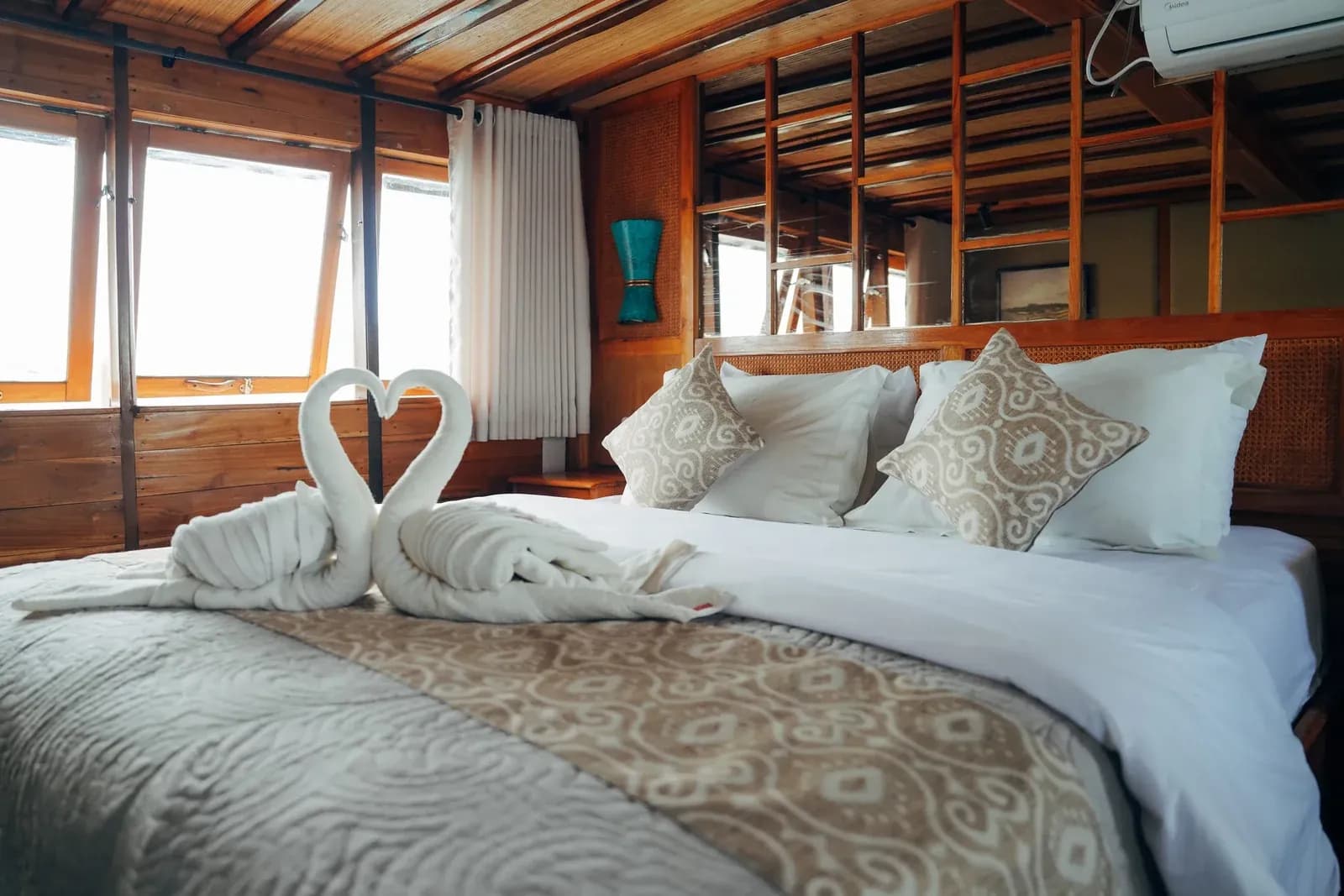 Suite Cabin - Komodo Labuan Bajo Phinisi Boat Cabin