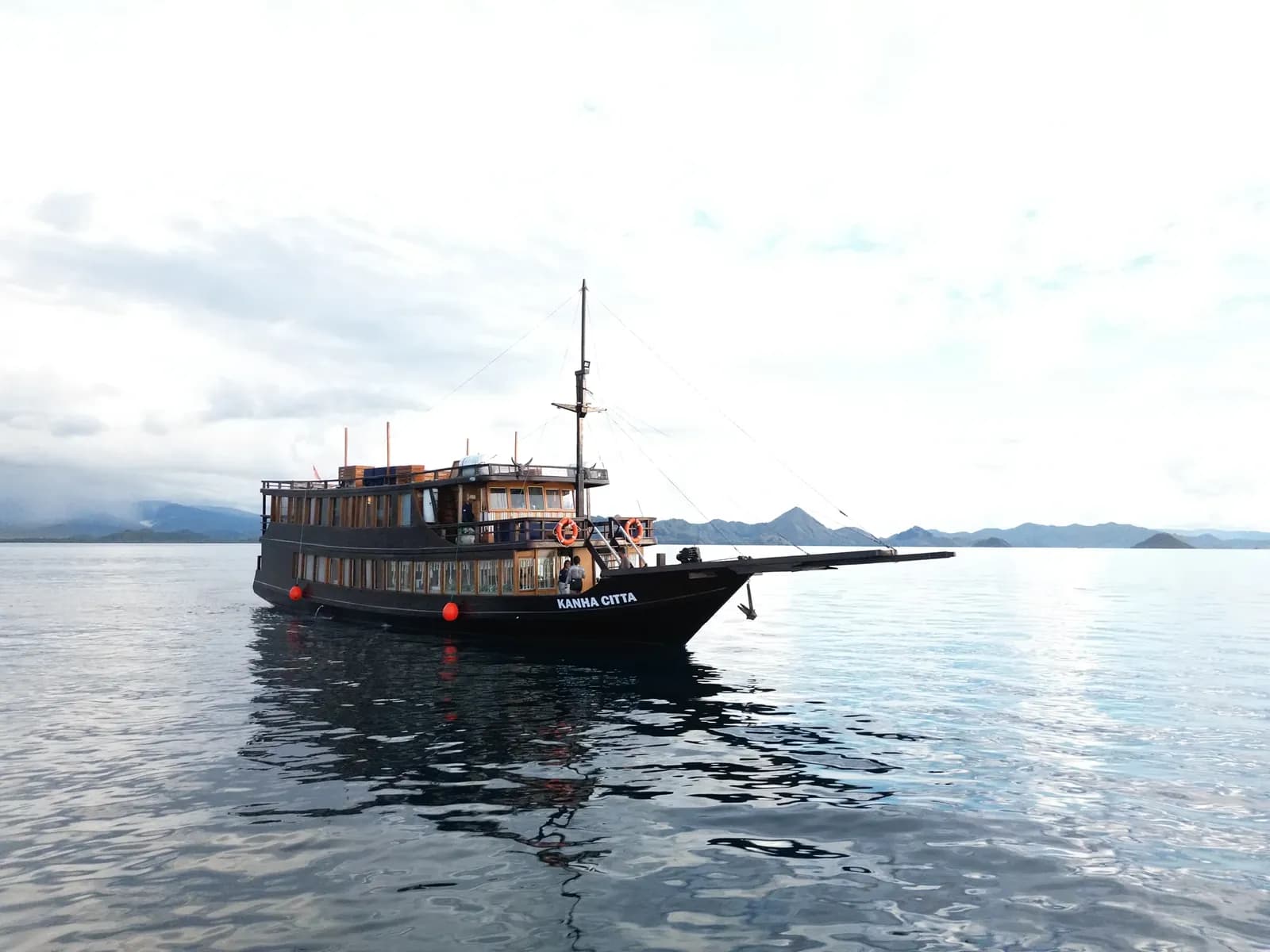 Sewa Privat – Kanha Citta - Paket Wisata Komodo Labuan Bajo Phinisi Boat Tour