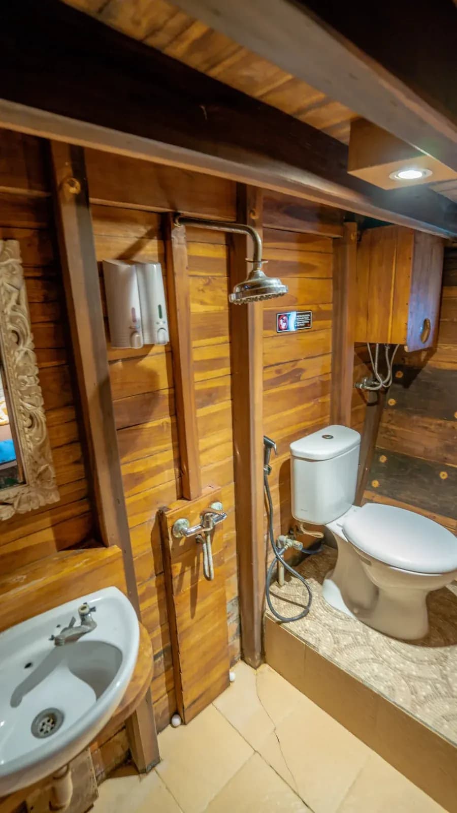 Shared Cabin - Каюта на лодке Пиниси Комодо Лабуан-Баджо