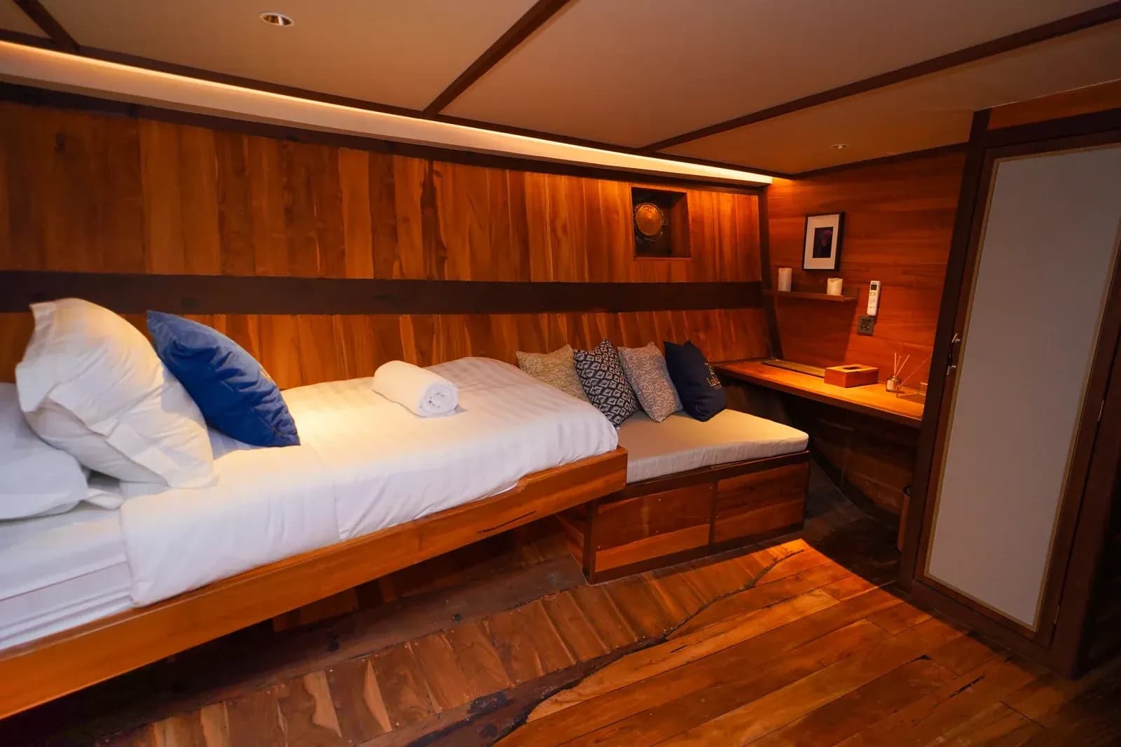 Bern Cabin - Komodo Labuan Bajo Phinisi Boat Cabin